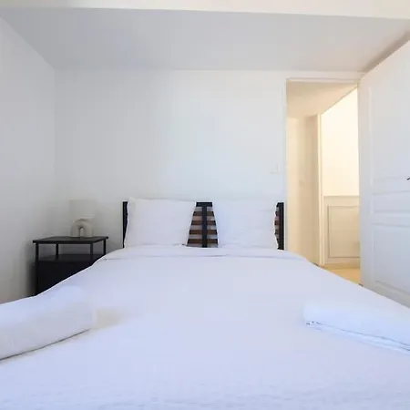 2 Spacieux - Proche Chateau شقة شانتييّي